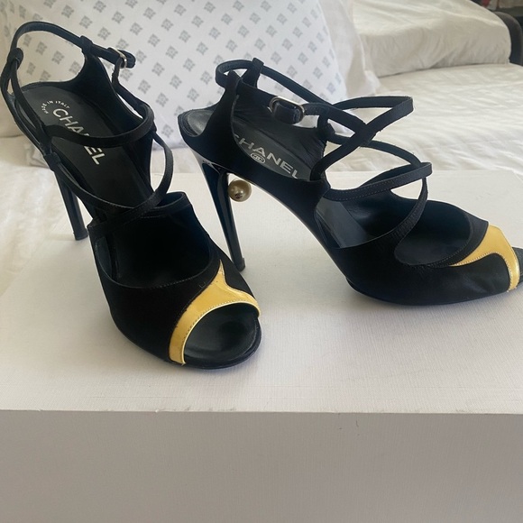 Authentic CHANEL Pearl Heel Strappy Sandals - Black & Yellow - Size 41 - Picture 3 of 16